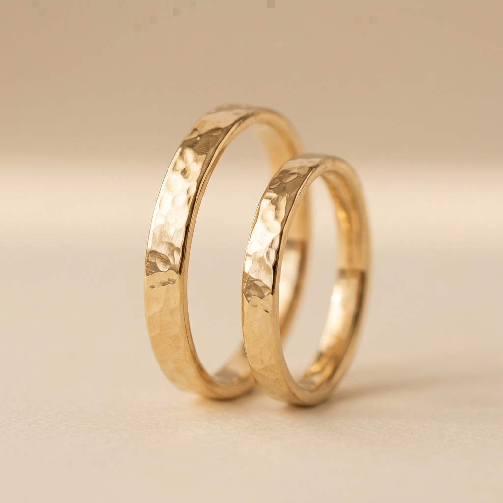 Par de alianzas martilladas 3mm Oro 9k con grabado a mano