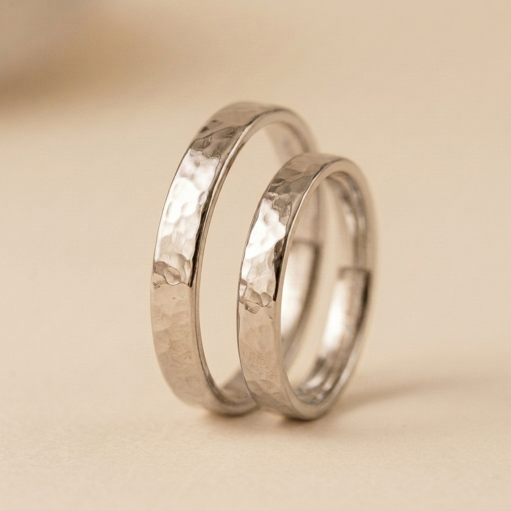Par de alianzas martilladas 3mm Oro Blanco 18k con grabado a mano