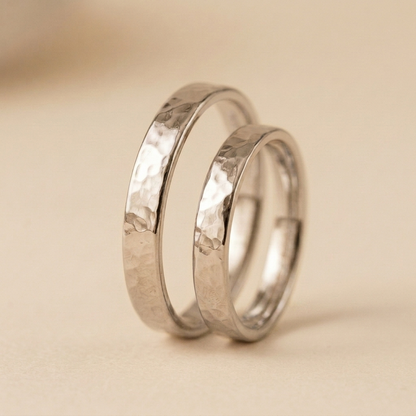 Par de alianzas martilladas 3mm Oro Blanco 18k con grabado a mano