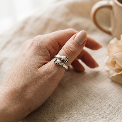 Anillo Abrazo Eterno Plata 925 con grabado a mano