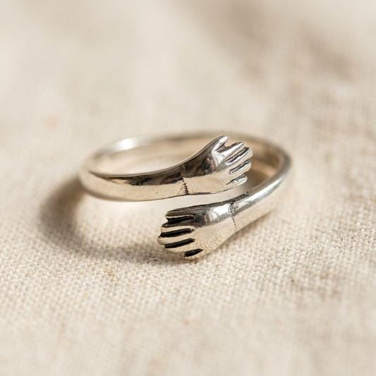 Anillo Abrazo Eterno Plata 925 con grabado a mano